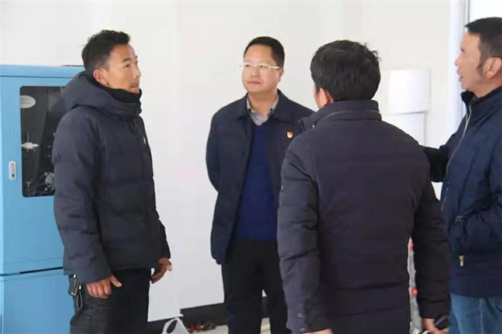 吉隆縣縣委副書記、縣長(zhǎng)胡紅等領(lǐng)導(dǎo)班子進(jìn)行檢查和指導(dǎo)工作