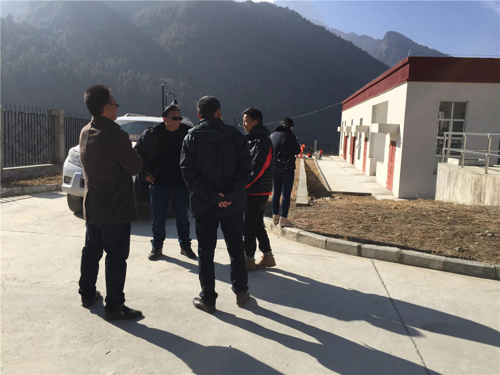 日喀則市環(huán)保督導(dǎo)組蒞臨吉隆縣污水處理廠檢查并指導(dǎo)工作，我吉隆縣環(huán)保局局長(zhǎng)和分管縣長(zhǎng)熊等領(lǐng)導(dǎo)陪同